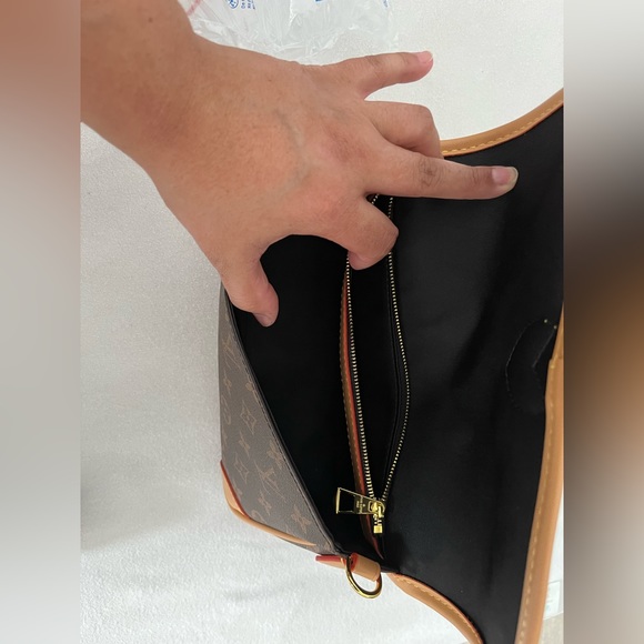 Monogram 👜 comes with 2 straps💖 - Picture 6 of 13